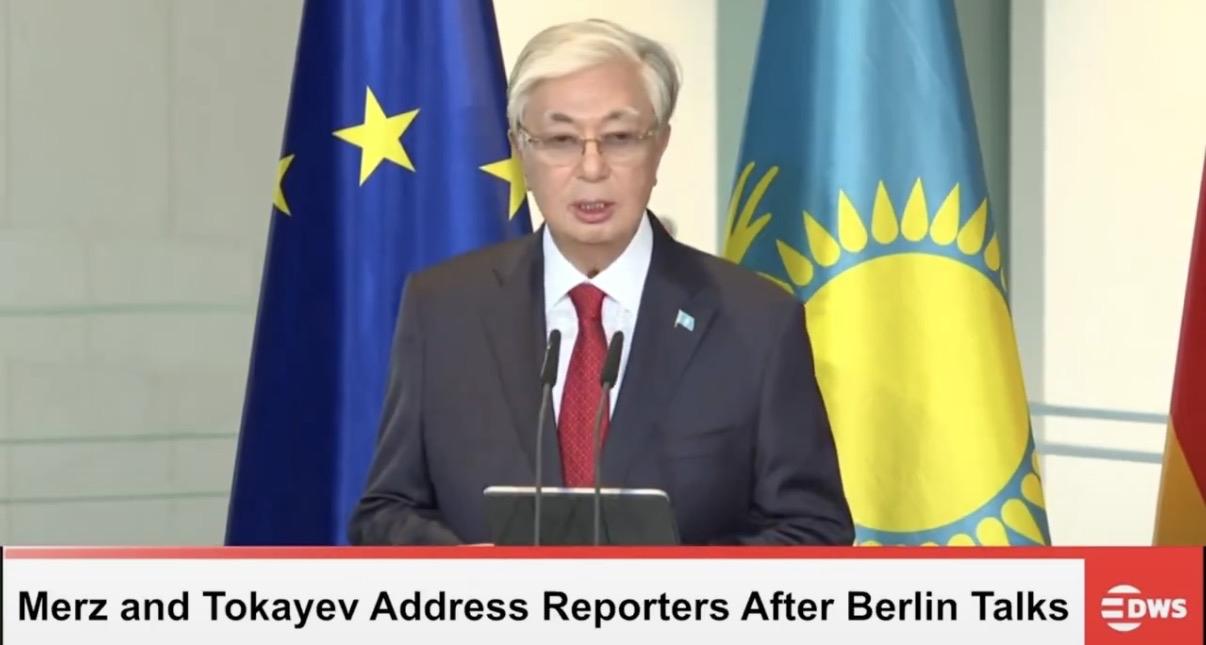 哈萨克斯坦总统托卡耶夫29日在柏林与德国总理默茨举行记者会谈及俄乌冲突时表示：“