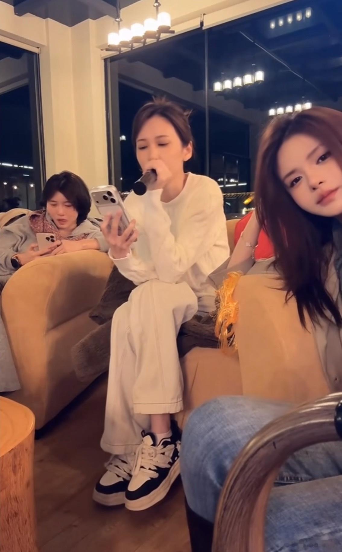 小师妹昨晚直播团建唱歌，惊现兰酱，胡嘉一dota2