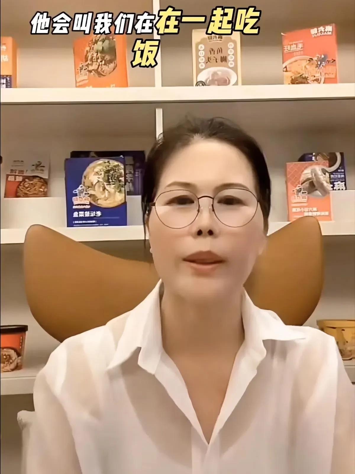 小杨阿姨说，老板拿我当个人看！出了这个门，我啥也不是！老板说，小杨给我倒杯水！我