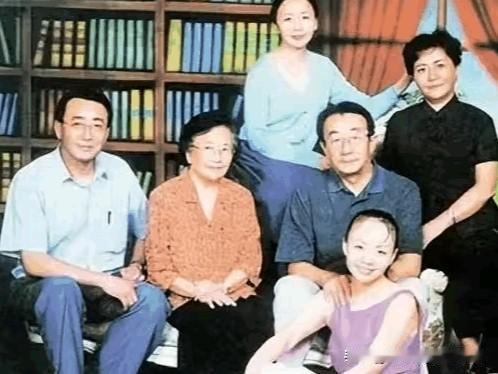 宋丹丹的大姐宋萤萤，是巴图的亲大姨，二人关系亲如母子。家中变故后，大姨成了巴图