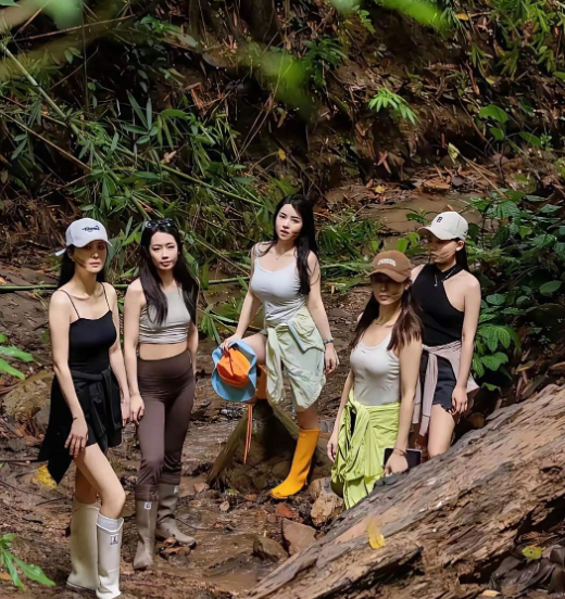 野外爬山时遇到5位美女，各有千秋，但我总感觉自己不太安全呢？