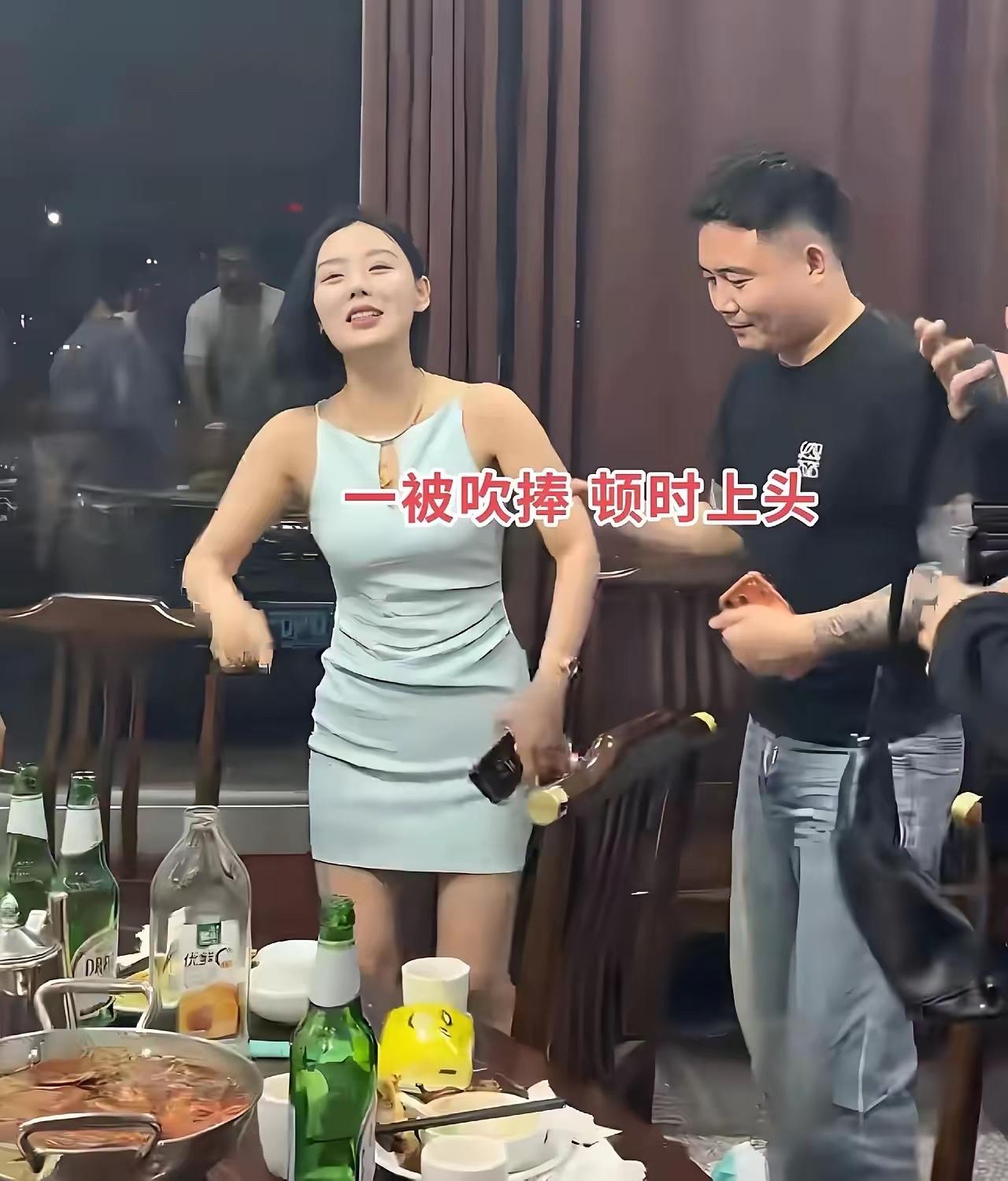 炸锅了！34岁已婚班花被12个男同学起哄，直接踩上餐桌热舞助兴，看完我真的脚趾都