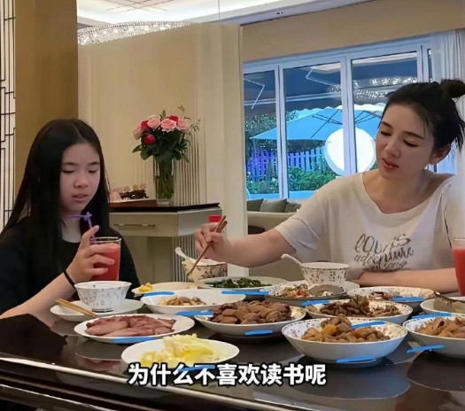 黄奕和12岁女儿在别墅里一顿饭吃12道菜，聊着当明星有多苦。