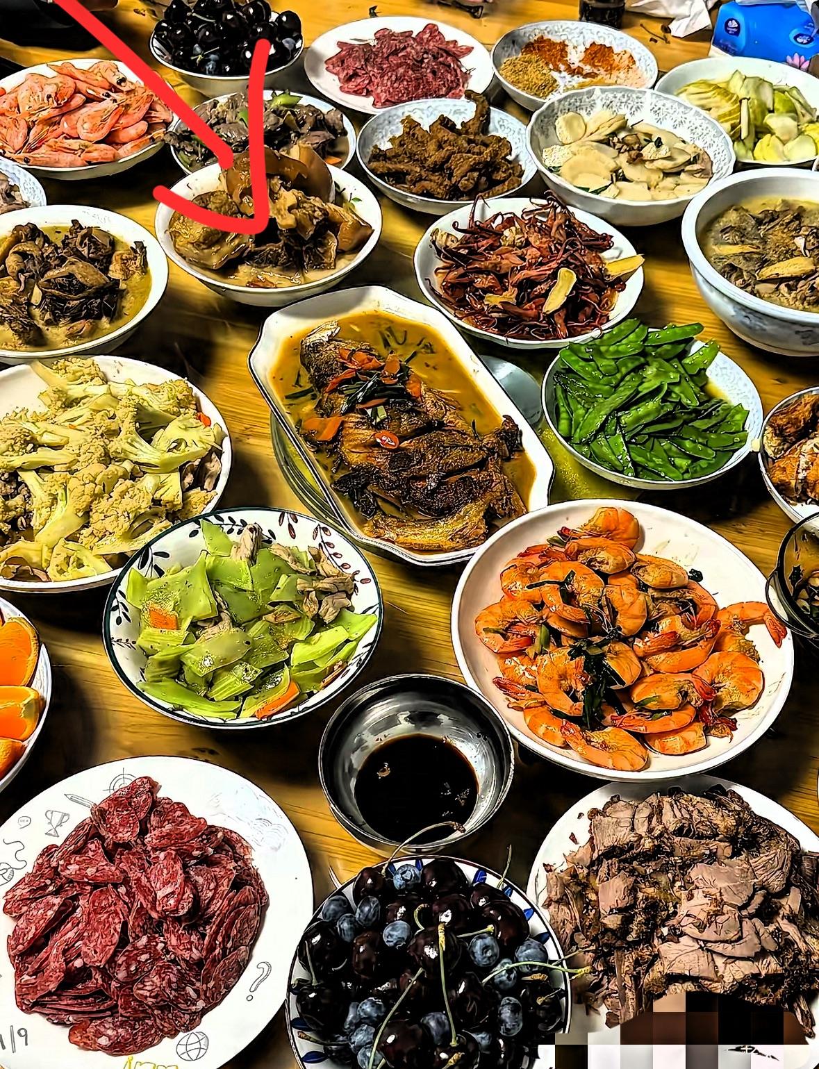 公婆都去世了，昨天大伯哥在群里问，今年年夜饭在哪吃？​小叔子说，轮流吧，一