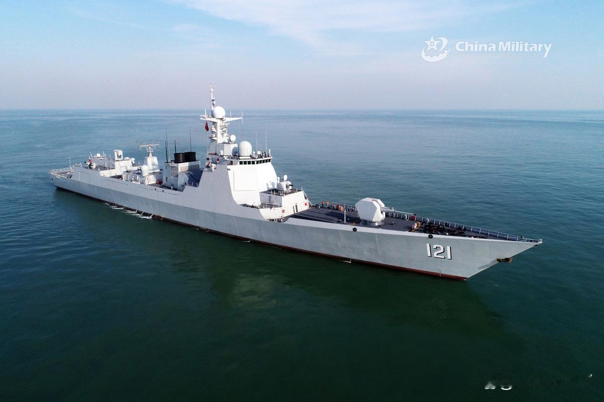 中国海军的一个谜之操作，谁都知道055很强，但海军就是不怎么造055，而是选择造