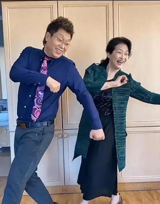 他是目前央视男主持人中，是我最喜欢的1个。虽然没有撒贝宁的阳光帅气，也没有康辉名