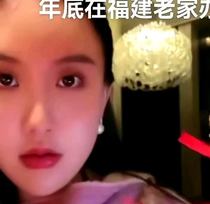赖文峰的现任一定爱惨了他才会这样做吧？她在直播间晒出了赖文峰送送给她的金