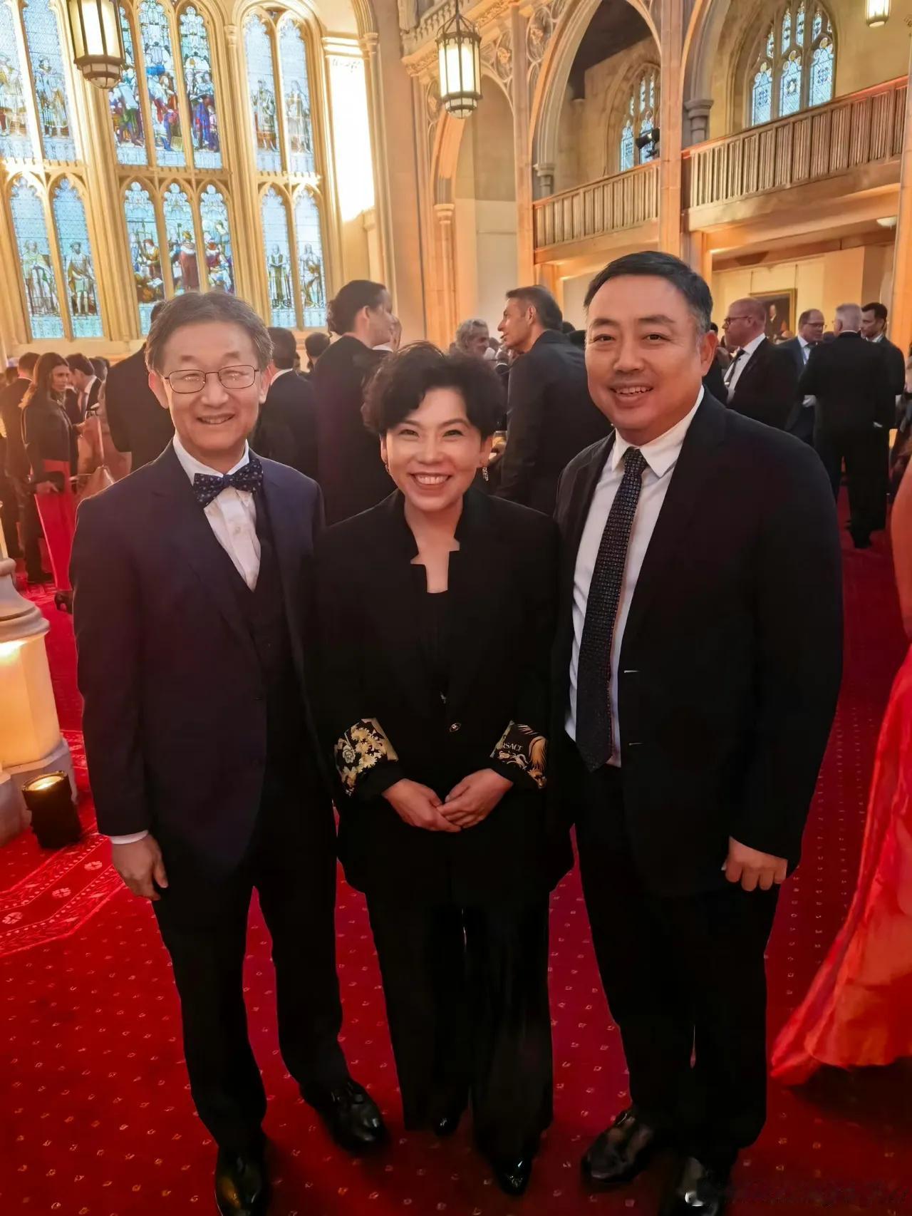 5月3日刘国梁，邓亚萍，刘诗雯一起参加国际乒联成立100周年庆祝活动，邓亚萍见到