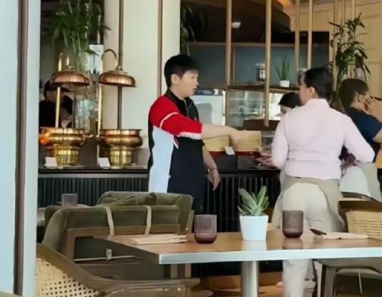 没想到多哈世乒赛又出现了管理混乱的一幕，孙颖莎去餐厅的吃饭的时候，没想到竟然有工