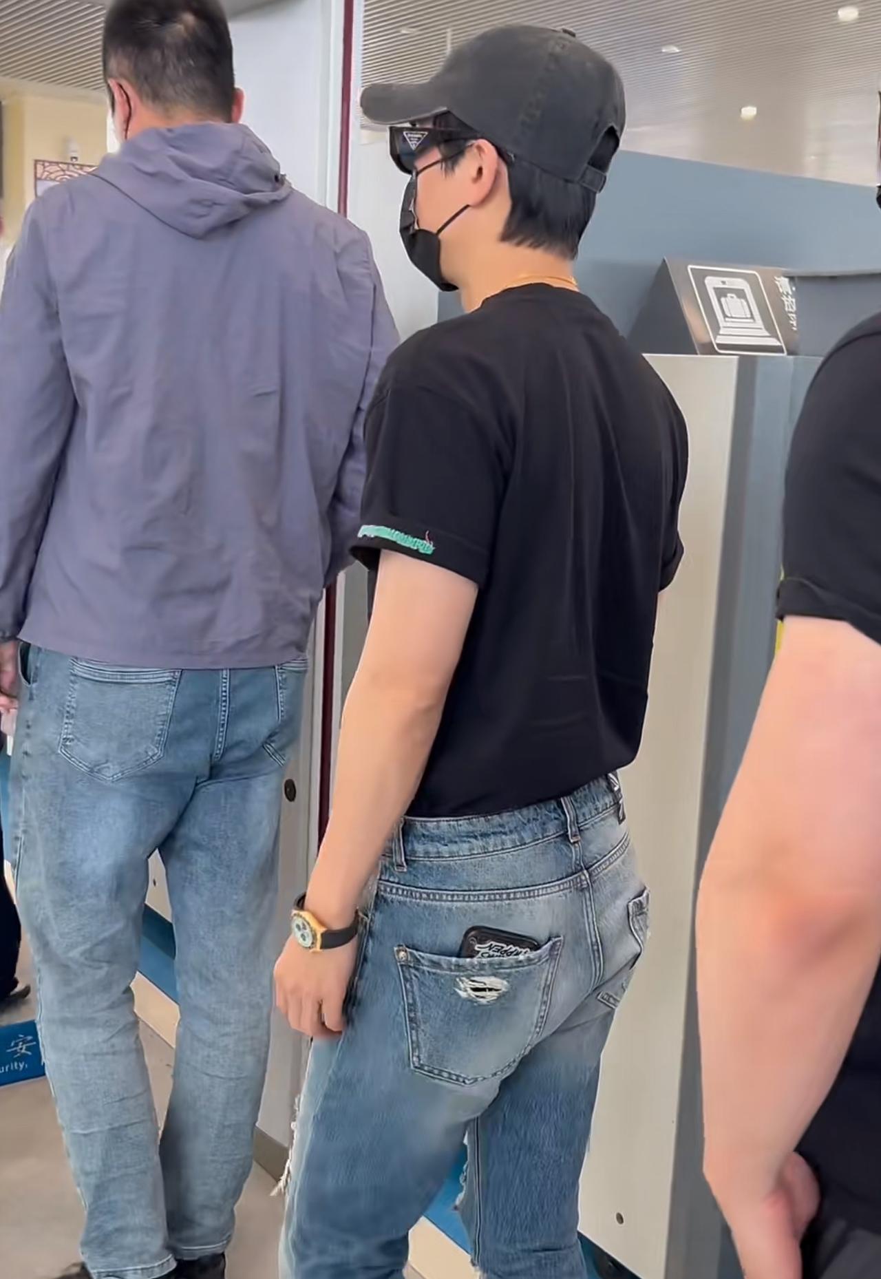 陈楚生过安检摘帽子这一段我看了不下三遍。刚刷到一段视频，陈楚生录完央视中秋晚会