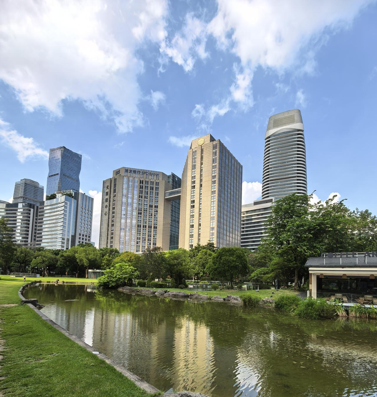 十年后二三线城市房价不会普涨普跌，而是严重分化。强二线城市，像成都、武汉这类省