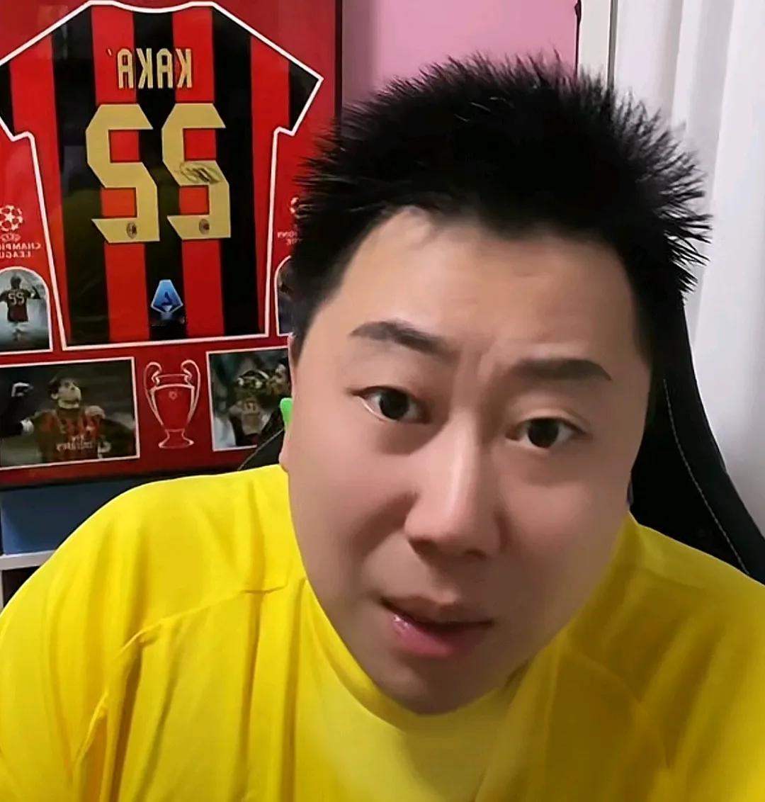 媒体人李宝库坚决表示，武磊肯定比不上杨晨。李宝库在直播时认为，武磊在能力上肯定