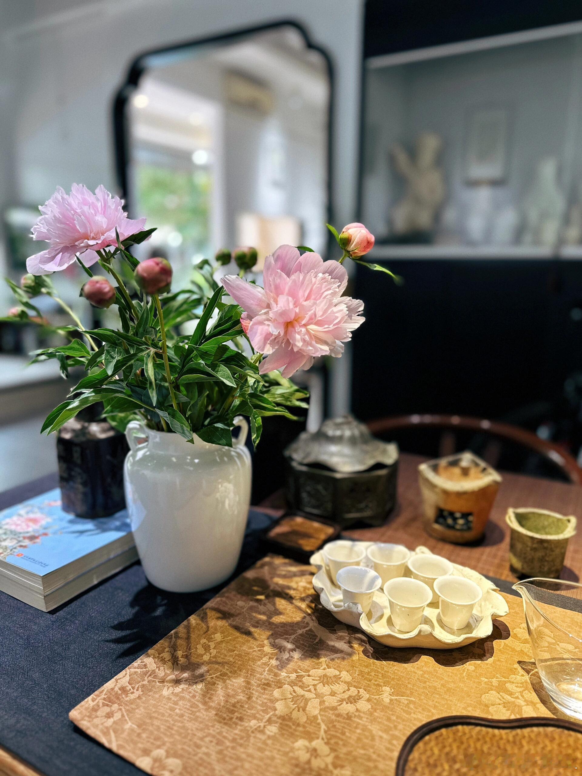 日常饮茶今日幸得美女友友，携好茶，捧芍药而至。​​​