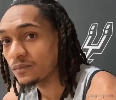 今日，记者TomOrsborn在个人社媒上发布了一段马刺球员瓦塞尔的采访视频。