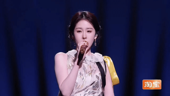 张碧晨他不懂张碧晨的《他不懂》舞台，美到窒息，稳到震撼！每一个音符都充满故事