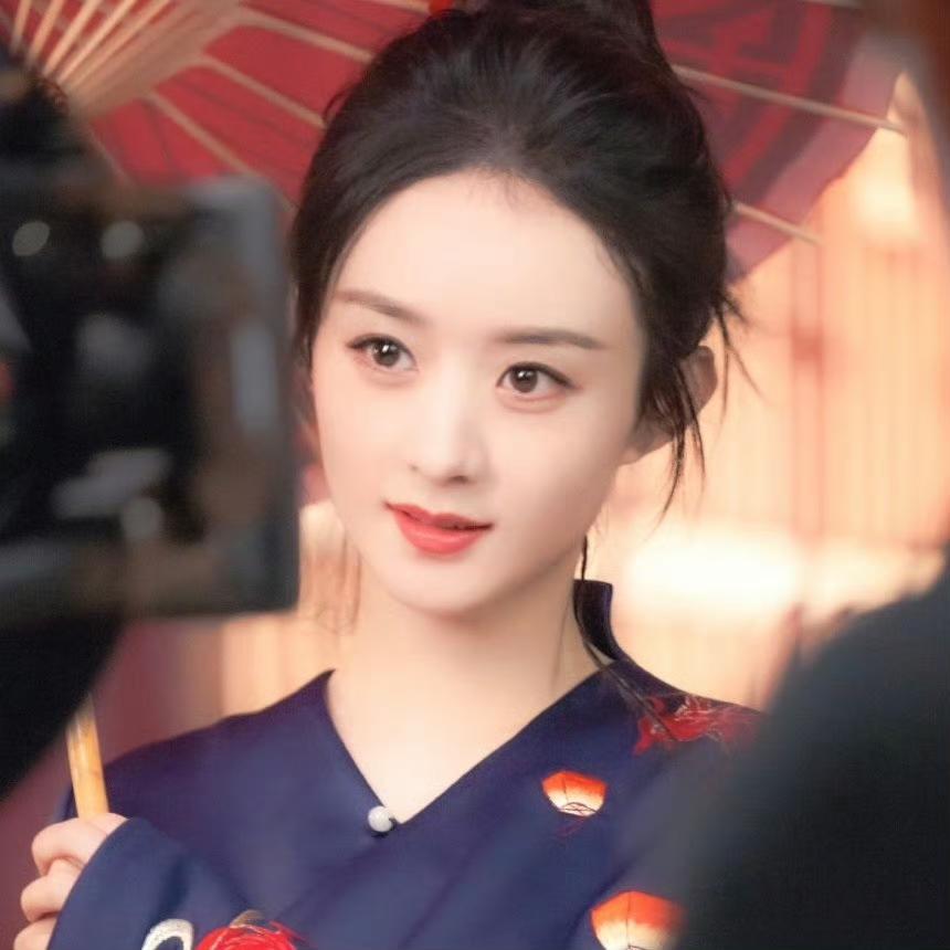 其实赵丽颖不管古装还是现代装，都有完全不一样的魅力，很难分出高下。她的古装