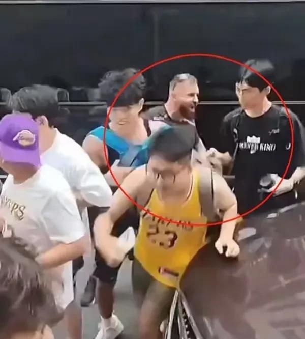 詹姆斯安保团队人员骂球迷的事情，要一分为二看待。球迷行为过激，确实不对，但安保