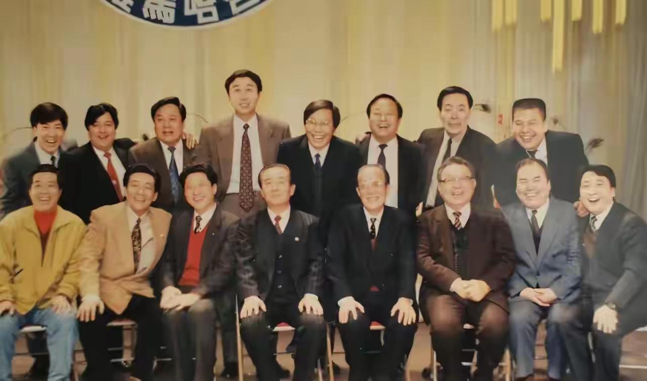 这张照片聚集了相声界多位大咖：前排我只认出了气色盈和的唐杰忠，李国盛，姜昆，