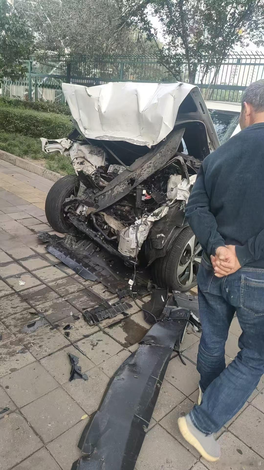 逆行撞车，陈震的闪灵不知道有没有上商业险的（之前他说过屯的豪车太多，有的车一年只