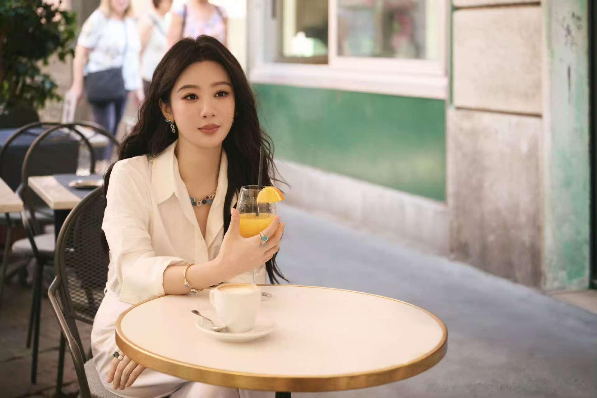 杨紫宝曼兰朵全球品牌代言人杨紫光影流转，自由绽放。杨紫全球品牌代言人。从米兰工