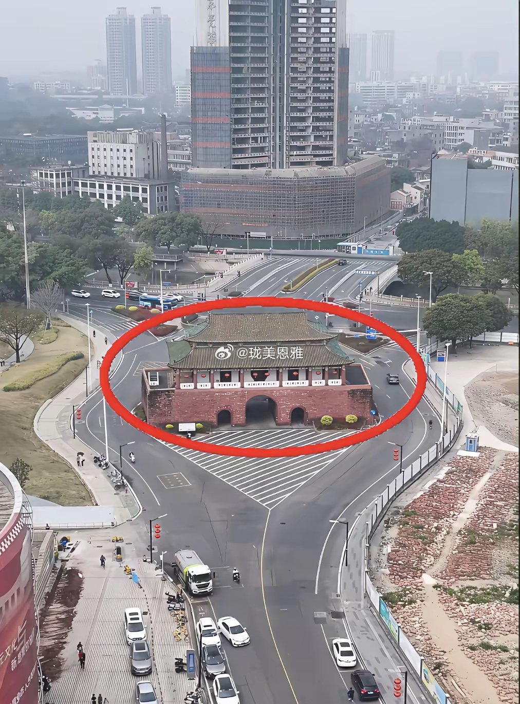 这不是钉子户，它的历史比北京天安门还要悠久