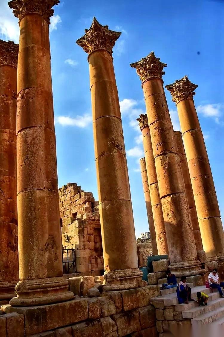 看着新闻里打来打去，一片乌烟瘴气，感觉天都要塌了。但你把镜头拉远点，再远点……