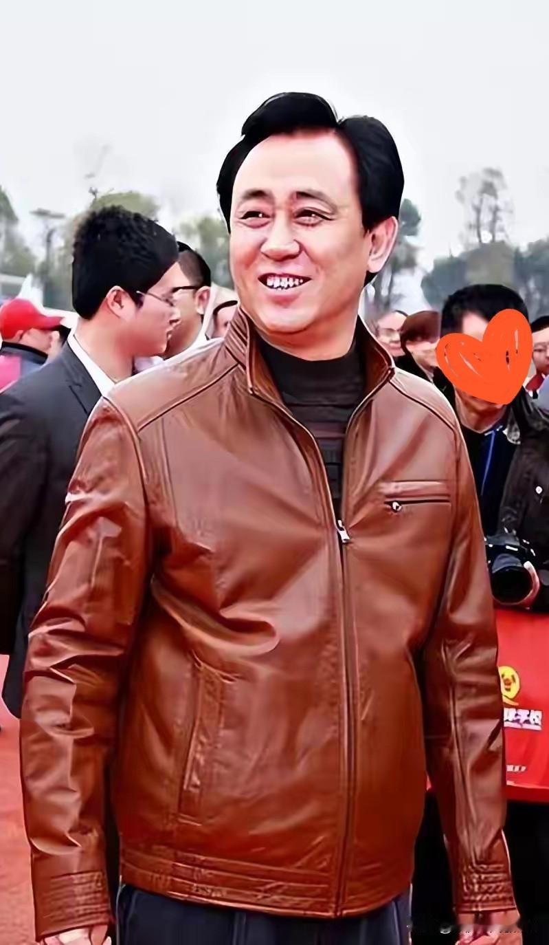 许家印的遮羞布一层又一层，不知道要到什么时候才能彻底的揭开，这次企查查更新显示，