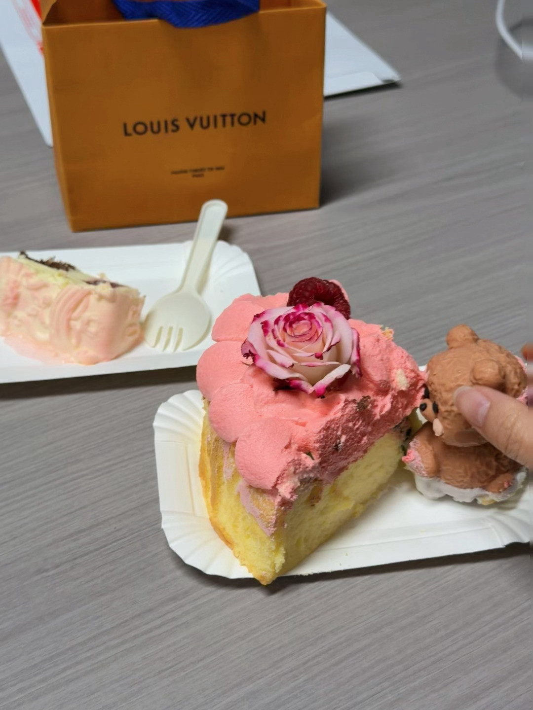 朵姐今天没进公司，同事生日，给她办公室桌上留了块蛋糕，她会感动吗