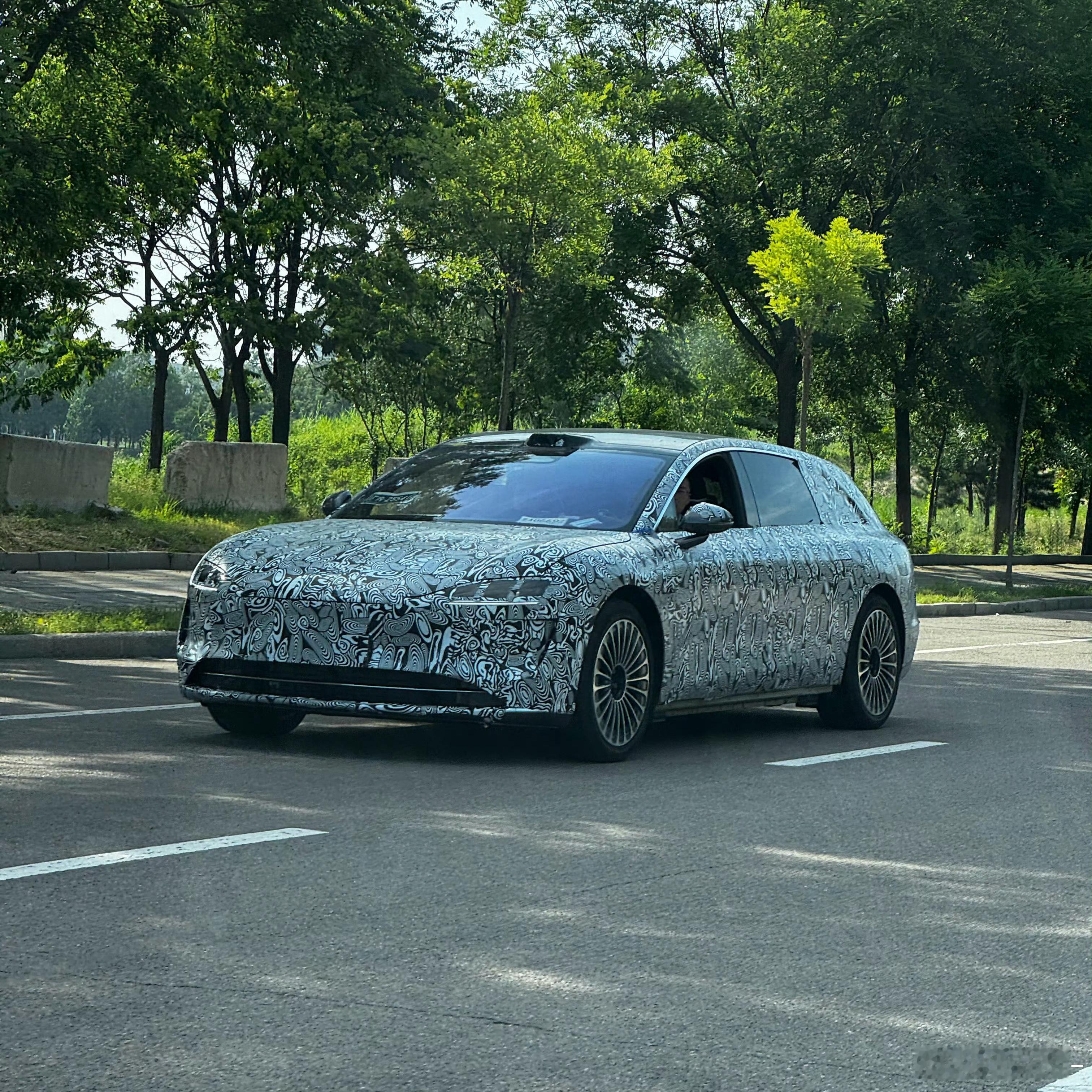 享界S9做旅行版本，比ET5T、007GT的难度要大一些还记得，S9三厢轿车可是