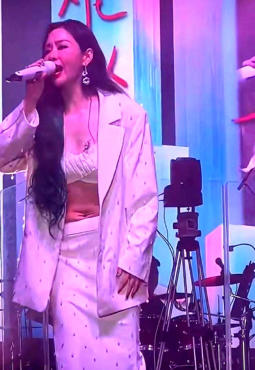 张靓颖开演唱会，为啥总有人老盯着她肚子看？她换上那身演出服站在聚光灯下卖