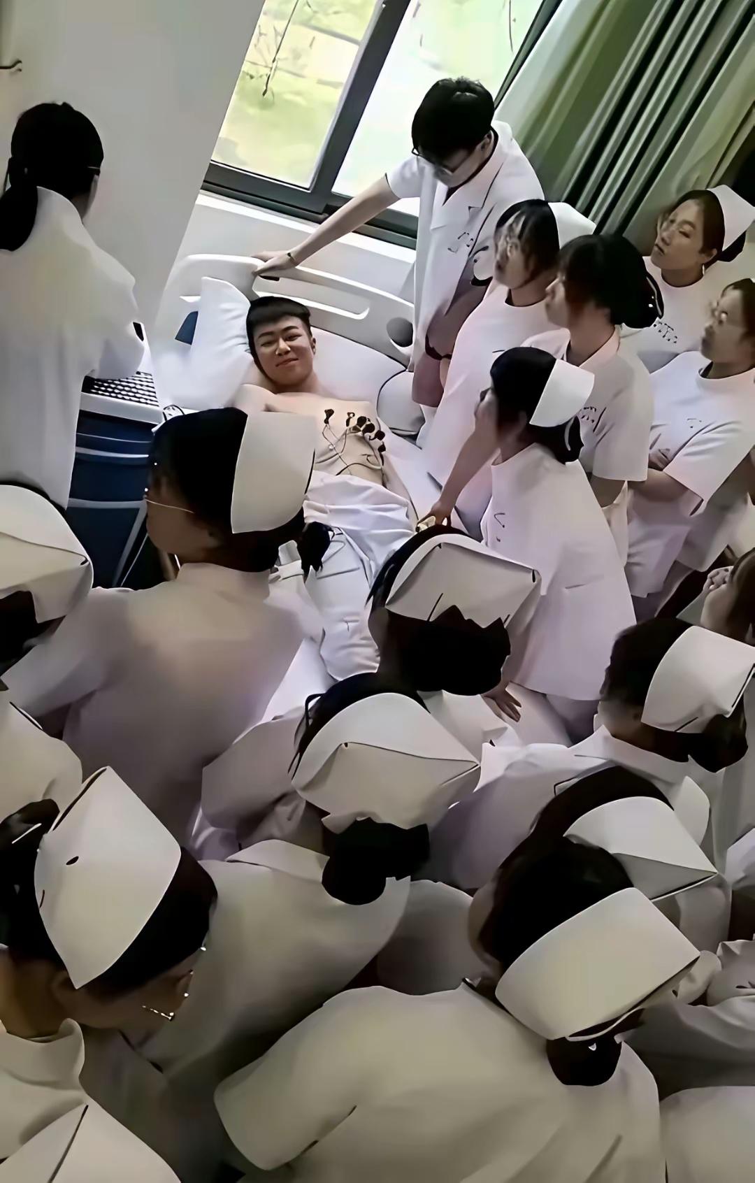 唉呀妈呀，俺做个包皮手术，这么多护士小姐姐来上观摩课，俺好尴尬呀！小伙子18