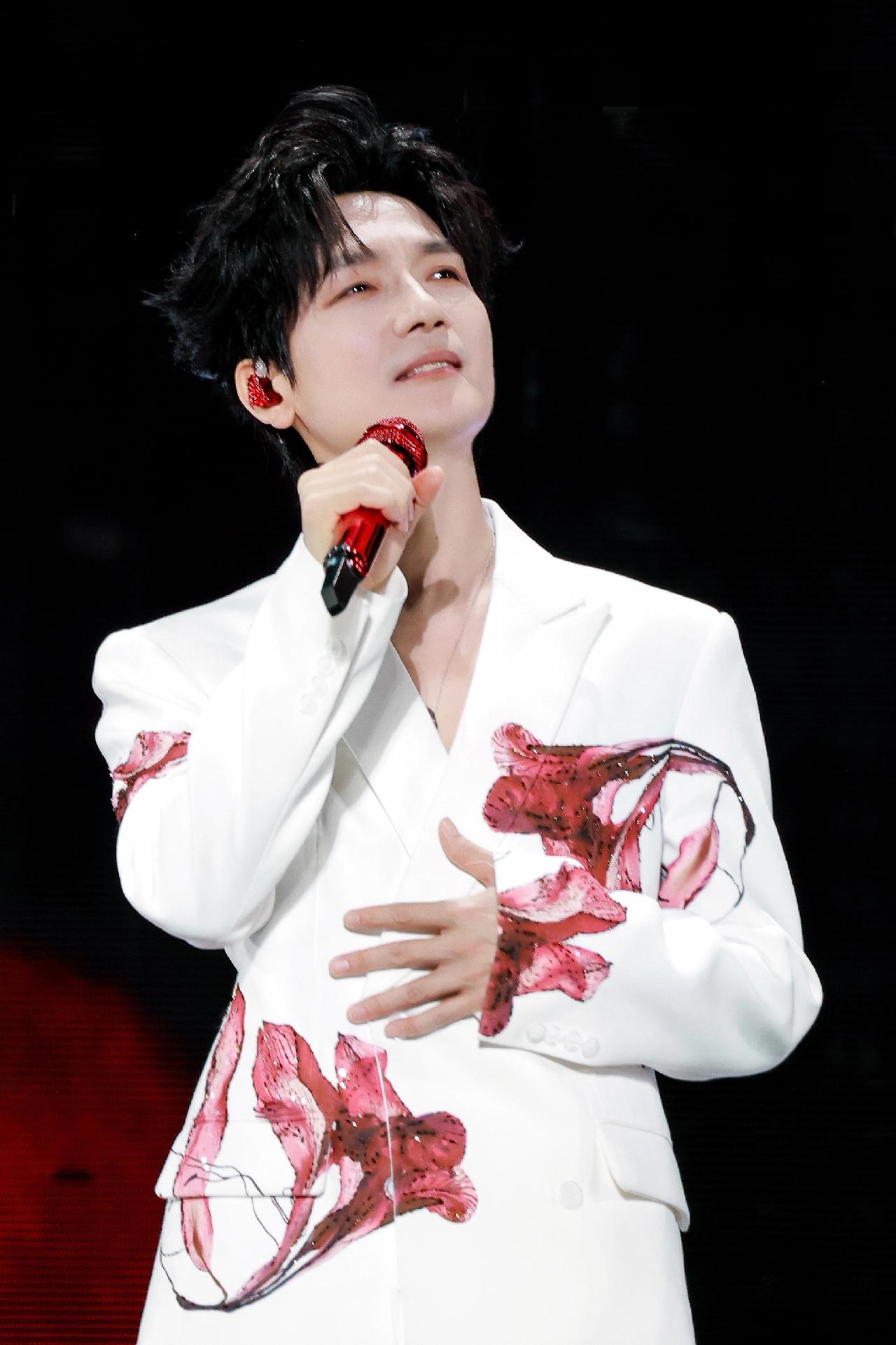 陈楚生要参加金鸡奖颁奖典礼献唱《获奖之作》，这是他第四次登上金鸡奖颁奖典礼，前三