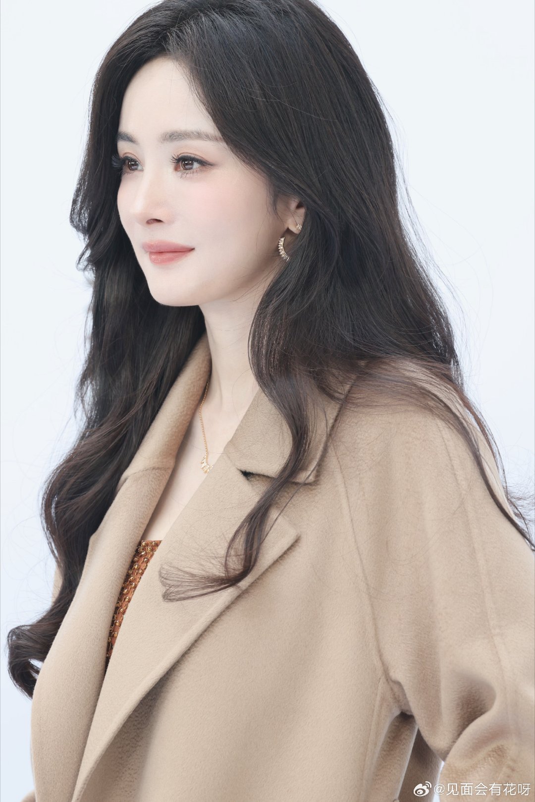 杨幂秋日美拉德大衣造型此女的美貌根本没有上线～杨幂​​​