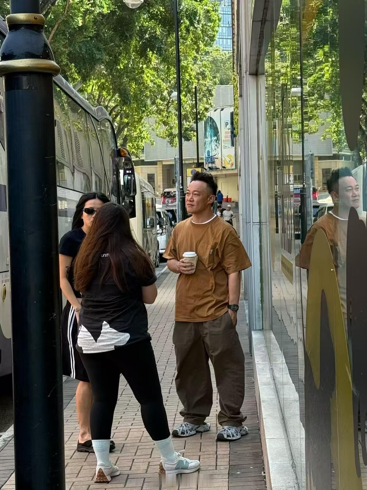 陈奕迅怎么成这样了看到陈奕迅剪短发的消息还挺意外的，毕竟卷毛造型陪了他这么久，