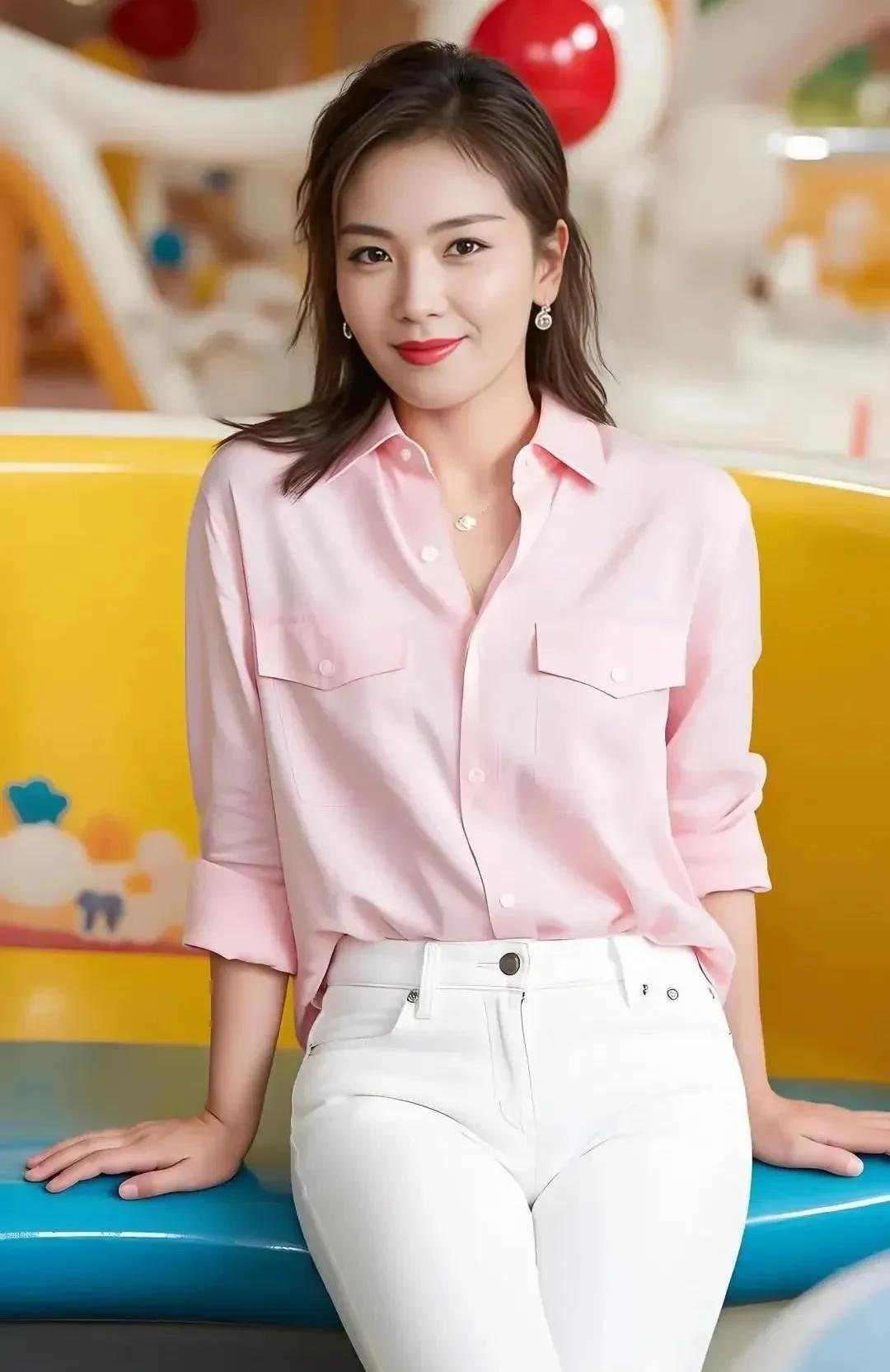 大美人儿刘涛含情脉脉粉红衬衫白色裤子性感迷人