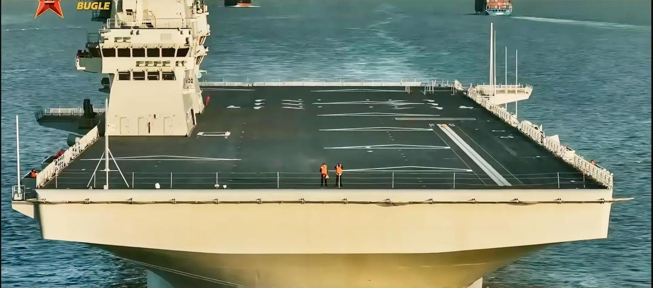 076型两栖攻击舰是中国自主研制的新一代两栖作战舰艇，从正前方观察，076呈现出
