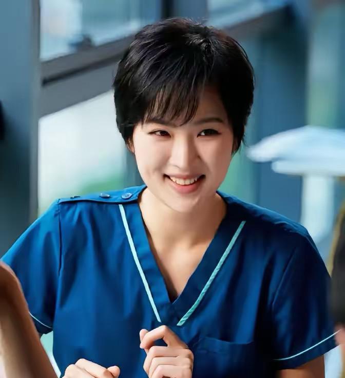 真正豪门二代在剧组怎么做人？姚安娜提前一小时到场，帮道具组搬箱子。导演喊卡后