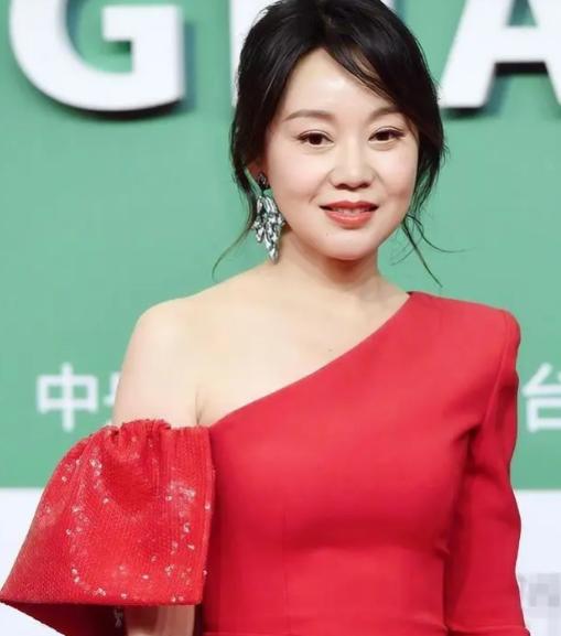 一个女观众对闫妮说:“中老年人才是最适合谈恋爱的，因为有房有车、有退休金、经济自