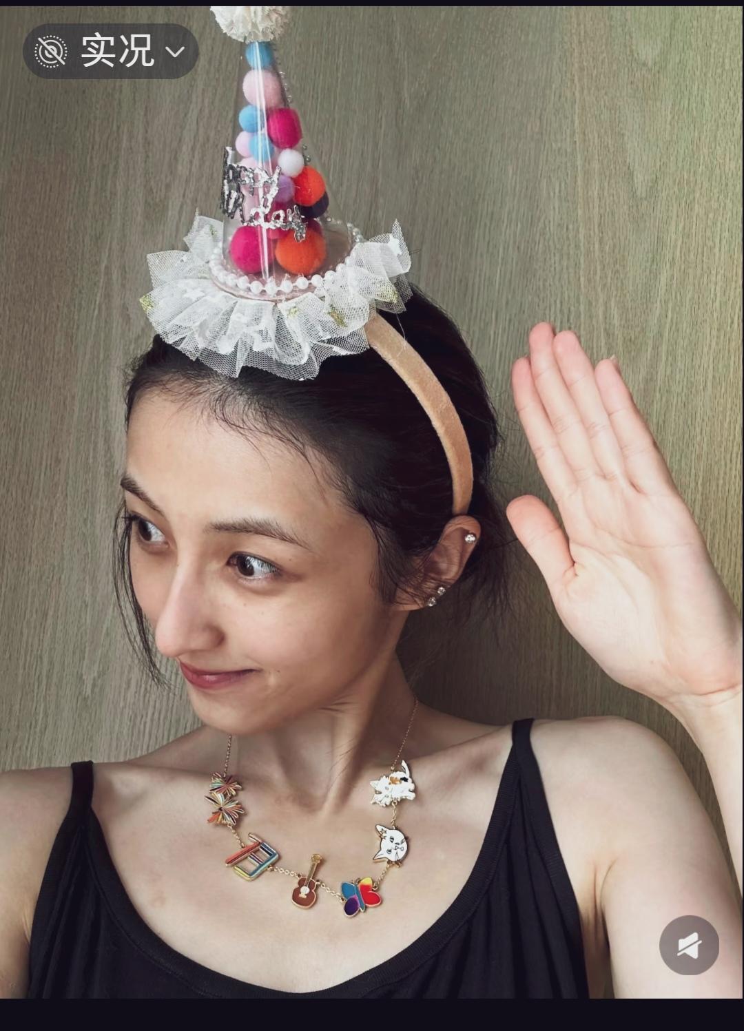 张子枫跟李维嘉怎么越来越像了！