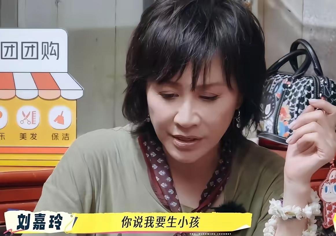 《一路繁花2》的最新后台花絮里，刘嘉玲和张柏芝的聊天可太有料了！刘嘉玲突然提起，