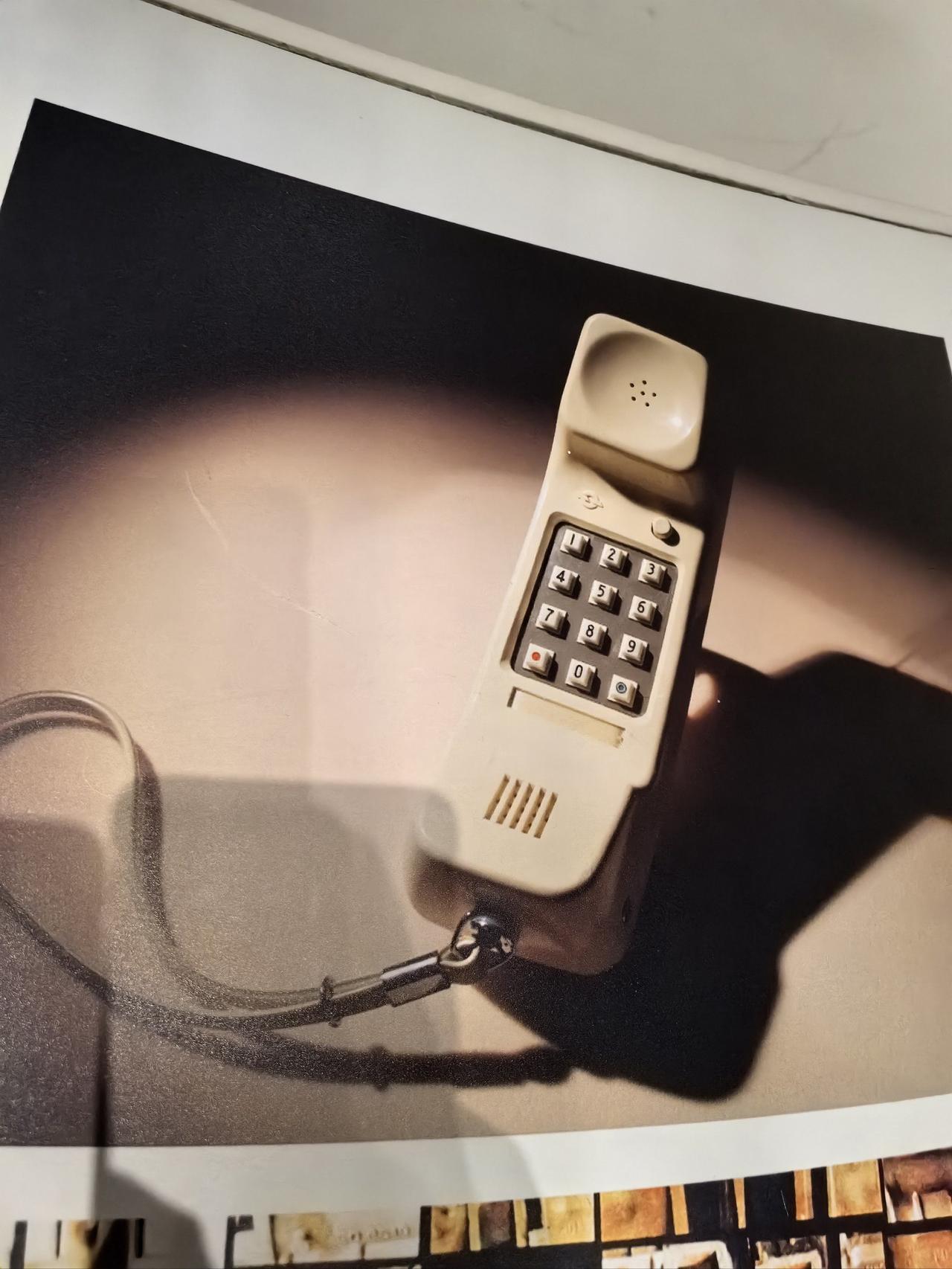 1973年4月3日，纽约，曼哈顿第六大道。一个中年男人站在希尔顿酒店门口，手