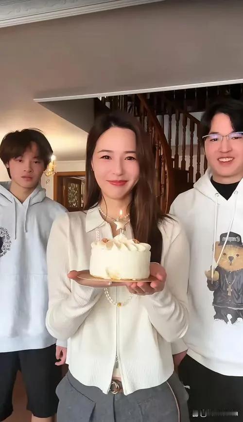 7月24日，马景涛前妻吴佳尼在社交平台分享儿子马世天近照。照片中，16岁的马世天