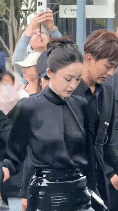 她俩终于自由了