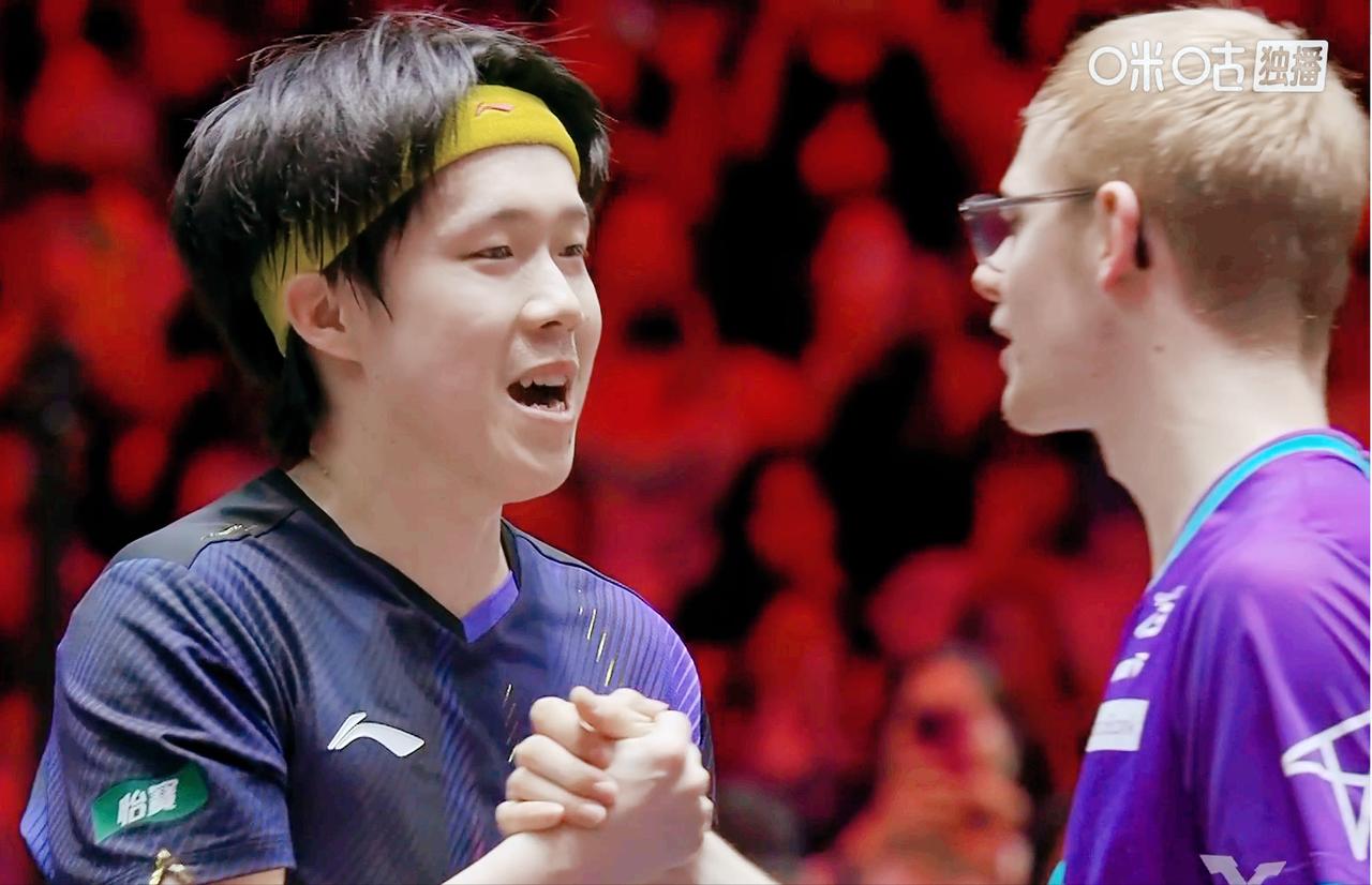 王楚钦4:1逆转F勒布伦，王皓战术太对了！第一局王楚钦打着急了，7:11
