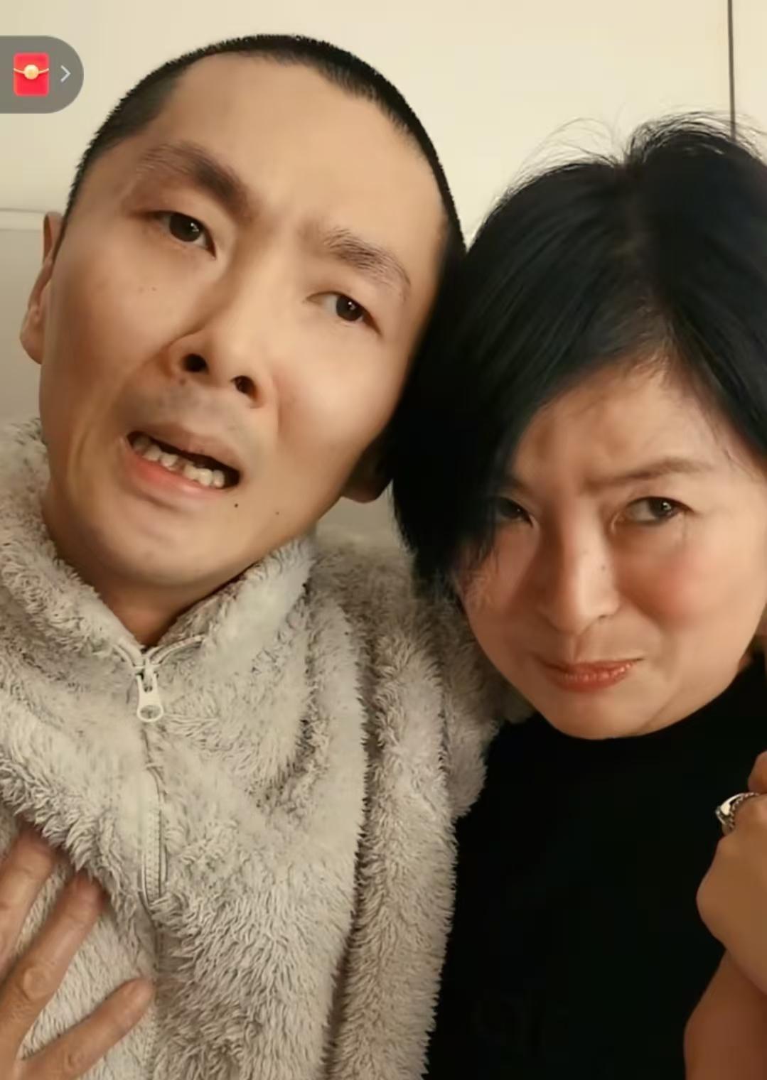 图片里彭亚楼60多岁的妈妈衣着考究、气场全开，举手投足间活脱脱像个女企业家。可谁