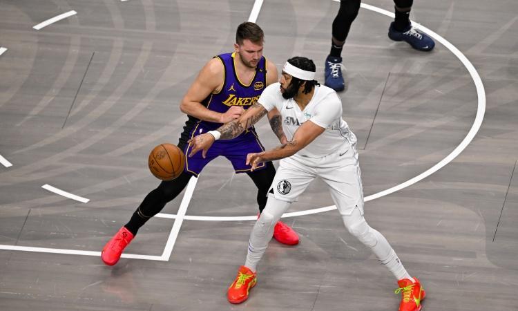 安东尼-戴维斯和东契奇互换的事被媒体质疑！美媒报道：如果当时独行侠总经理哈里森将