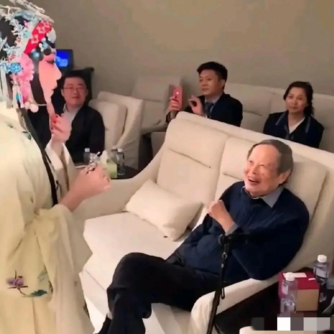 翁帆博士真是多才多艺哈，既说得了一口好外语，也唱得了京剧，瞧，这惊艳的扮相与唱腔