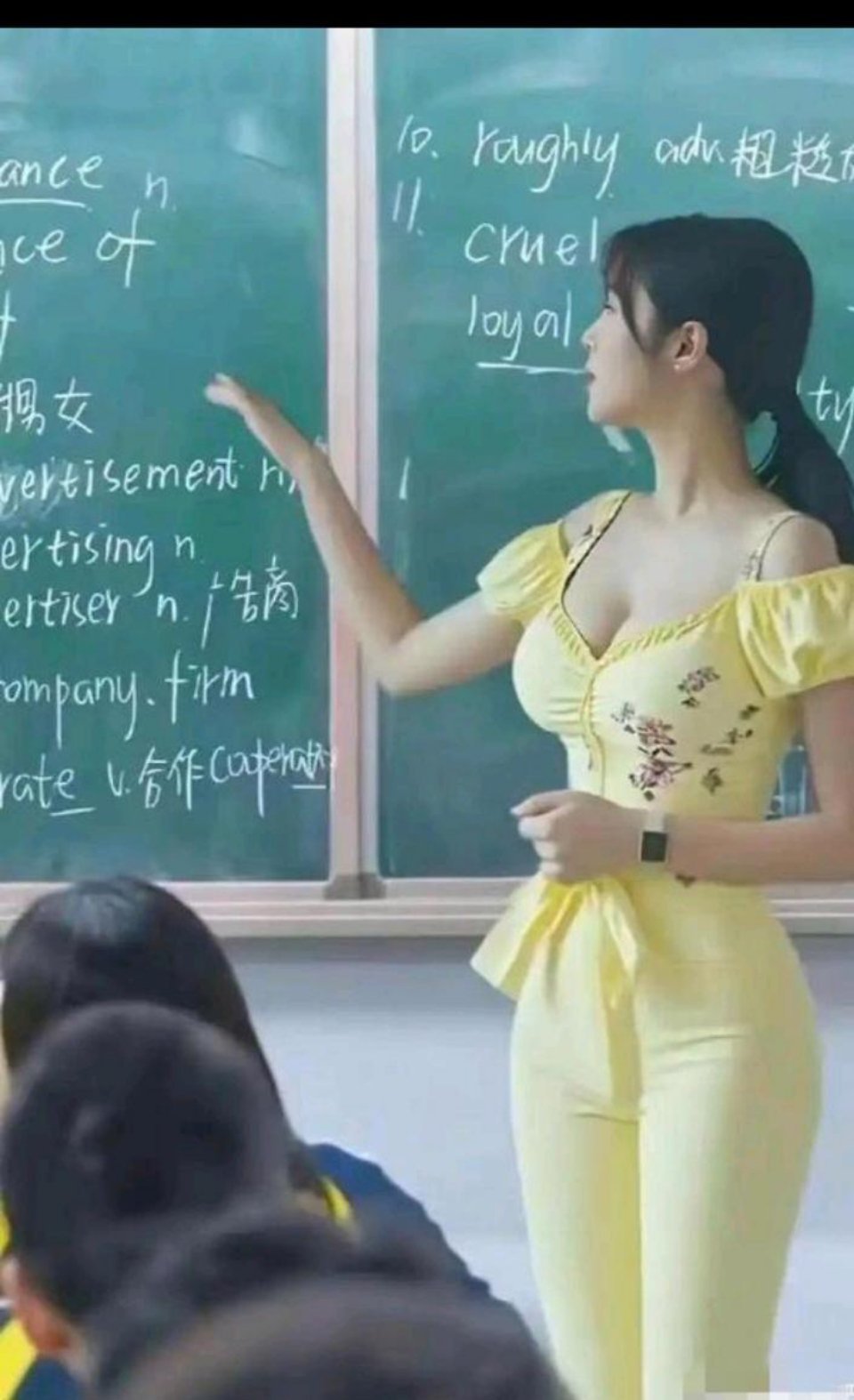 老师在学校穿成这样确实有点不得体吧