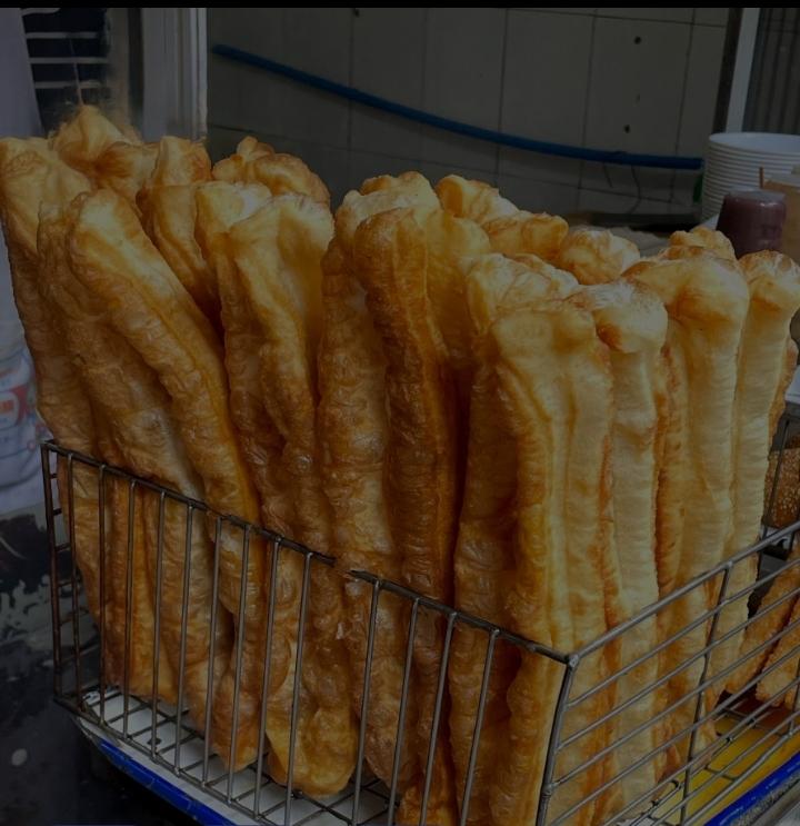 楼下的小伙子开了一家早餐店他贴出一个优惠，凡是来店吃油条、包子、蒸饺的豆浆免费喝