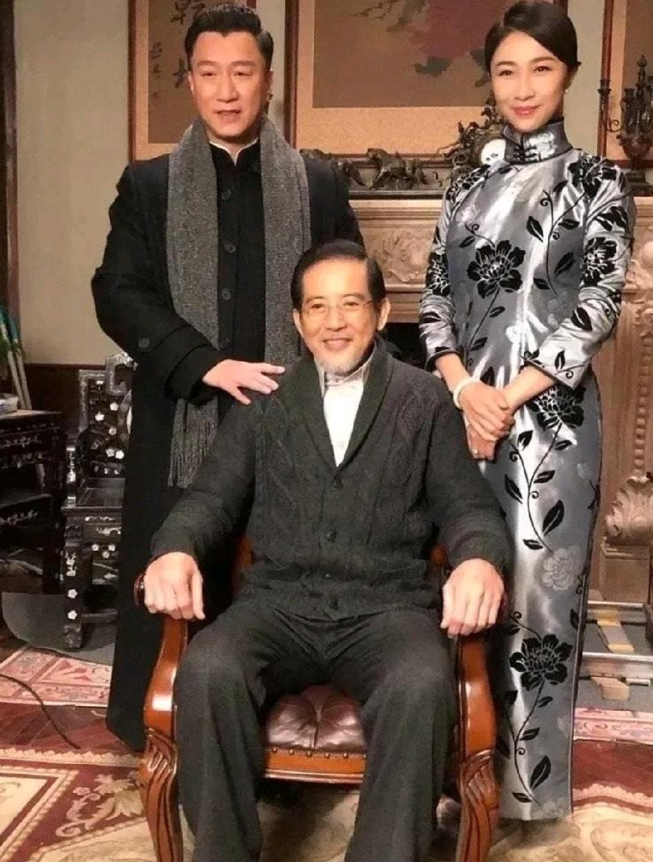 左边是孙红雷，前面是秦汉，右边的美女是谁呢？